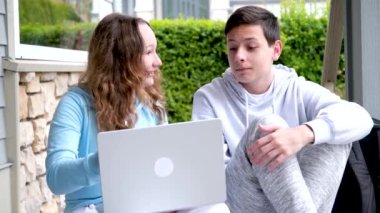 Keyifli bir ilişki. Gençler verandada ders yapıyor. Gülüyorlar, dışarıda oturuyorlar.