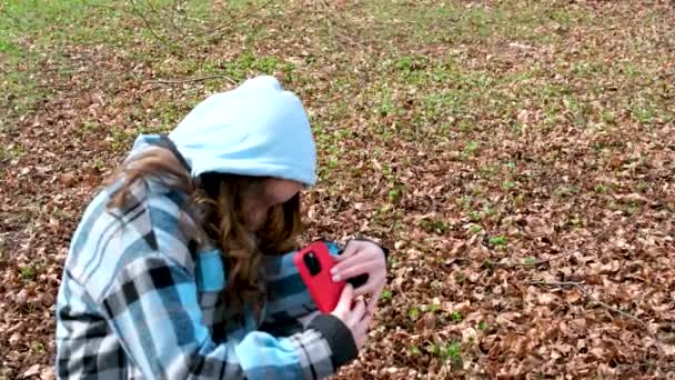 Осенью Весной Опавшие Листья Девушка Красным Телефоном Делает Фотографии Снизу — стоковое видео