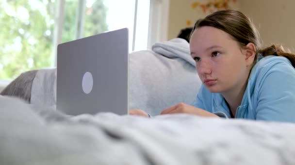 Życie Nastolatków Laptopie Chłopiec Dziewczyna Siedzą Przy Stole Przy Oknie — Wideo stockowe