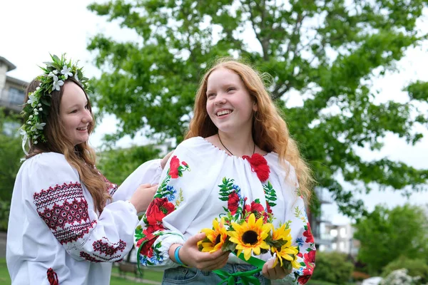 Deux Belles Filles Ukrainiennes Tisser Des Couronnes Chemises Brodées Verdure — Photo
