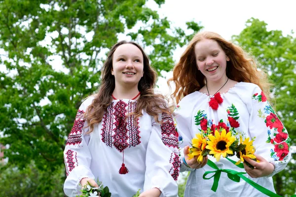 两个女孩互相穿上野花花环 织个花环一个年轻的异教徒斯拉夫女孩在仲夏节举行了一个仪式 地球日 高质量的 — 图库照片