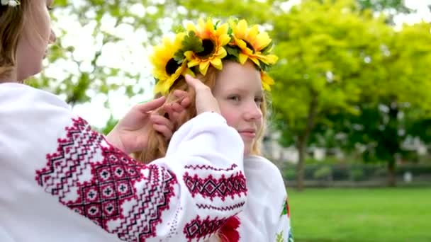 Två Flickor Klär Varandra Med Krans Vilda Blommor Vävde Krans — Stockvideo
