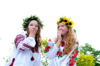 Ukrayna bayramı için çelenk takmış genç güzel bir kız. Arkadaşlarıyla mesajlaşma yeri. Ukrayna geleneği.