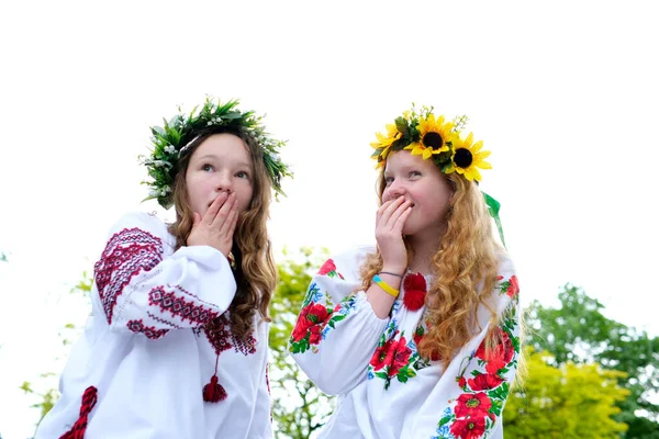 Красивая Молодая Девушка Подросток Венке Украинскому Празднику Другом Местом Общения — стоковое фото