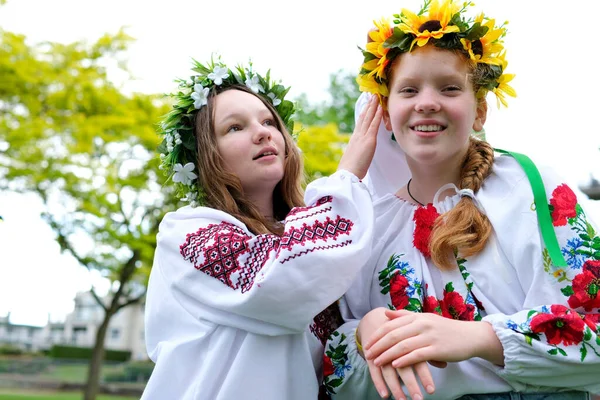 Fonás Fonott Lány Vörös Haj Koszorúkban Napraforgó Fényes Barátnő Gyönyörű — Stock Fotó