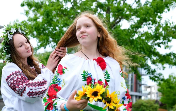Красивая Молодая Девушка Подросток Венке Украинскому Празднику Другом Местом Общения — стоковое фото