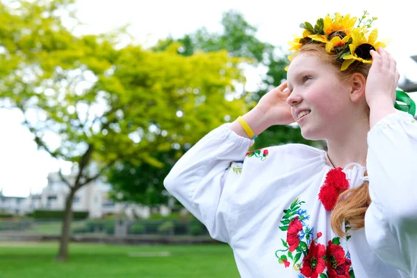 在乌克兰节日期间 年轻美丽的少女戴着花环与朋友交流 宣传乌克兰语的传统 在她头上戴一个花环编织辫子绣花衬衫 — 图库照片