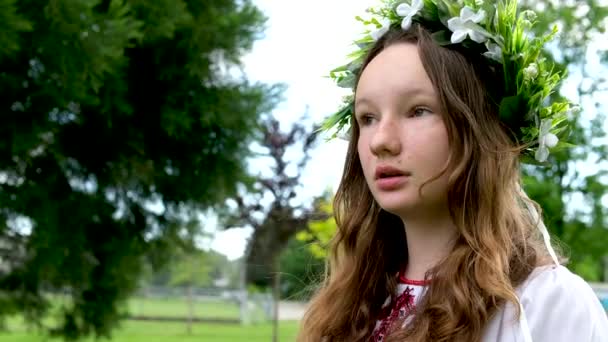 Delikatna Twarz Młodej Dziewczyny Kwitnącym Wieńcu Białe Kwiaty Zielona Trawa — Wideo stockowe