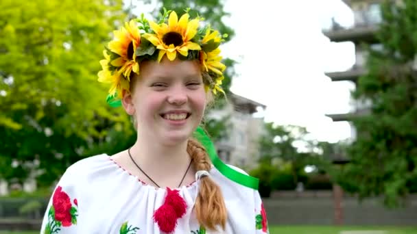 Parlak Kızıl Saçlı Güneşli Bir Kız Yeşil Ağaçların Arkasında Duruyor — Stok video