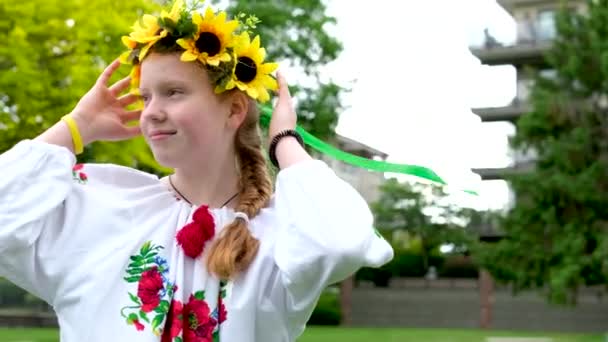 友人とのウクライナの休日のための花輪の美しい若い十代の女の子は 広告テキストのための場所を通信しますウクライナの伝統は彼女の頭の上に花輪を置く織り組紐刺繍シャツ — ストック動画