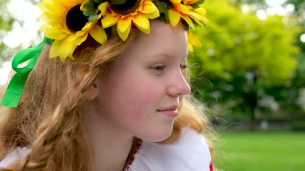 赤い髪を持つ編組の女の子の花輪でひまわり明るいですガールフレンド美しいです若い女性編組お互いの髪お祝いのための準備のためのドレッシングを飾るウクライナの休日 — ストック動画
