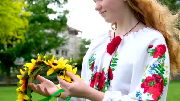 Hermosa Joven Adolescente Guirnalda Para Vacaciones Ucranianas Con Amigo Comunicar — Vídeos de Stock