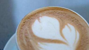 Bir fincan sıcak espressonun köpük sütü. Yüksek kalite 4k görüntü