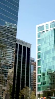 Burrard İstasyonu 'ndaki ofis binaları çalışanları tramvay trafik ışıklarına doğru koşuşturuyor. Erkekler ve kadınlar caddeyi geçerek toplu taşıma şehrine giderler. Kanada Vancouver 12.04.2023