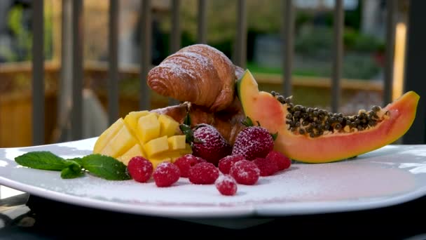 Fundal Întunecat Fructe Doar Croissante Coapte Tăvi Tavă Fructe Mic — Videoclip de stoc
