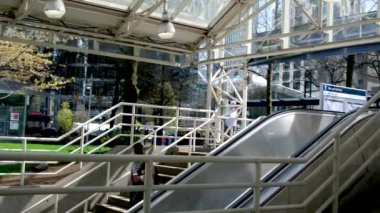 Burrard İstasyonu 'ndaki gökdelenler trafikte yürüyen insanlar gerçek turistler iş adamları basit işadamları herkes Vancouver şehrinde yaşıyor Kanada 2023