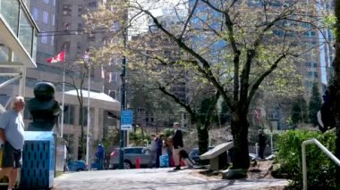 Burrard İstasyonu 'ndaki gökdelenler trafikte yürüyen insanlar gerçek turistler iş adamları basit işadamları herkes Vancouver şehrinde yaşıyor Kanada 2023