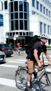 Sırt çantalı ve spor ayakkabılı insanlar liman vagonlarında yürüyorlar. Taksi otobüsleri parlıyor.