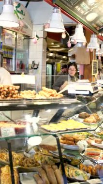 Granville Adası Pasifik Okyanusu yakınlarındaki Vancouver 'da gerçek hayat. Bisikletli martılar üzerinde insanlar Kanada 2023' te güneşli bir günde güneşleniyorlar.