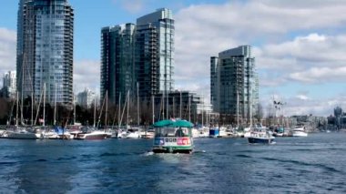 Granville Adası Pasifik Okyanusu yakınlarındaki Vancouver 'da gerçek hayat. Bisikletli martılar üzerinde insanlar Kanada 2023' te güneşli bir günde güneşleniyorlar.