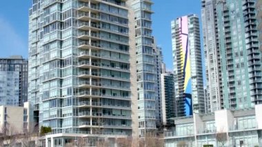 Granville Adası Pasifik Okyanusu yakınlarındaki Vancouver 'da gerçek hayat. Bisikletli martılar üzerinde insanlar Kanada 2023' te güneşli bir günde güneşleniyorlar.