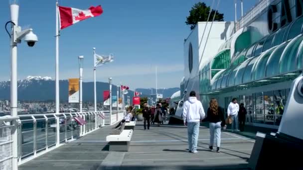 穿着运动鞋背着背包走在人行道上的人乘坐的是港车出租车 阳光灿烂的生活在加拿大2023年全面展开 — 图库视频影像