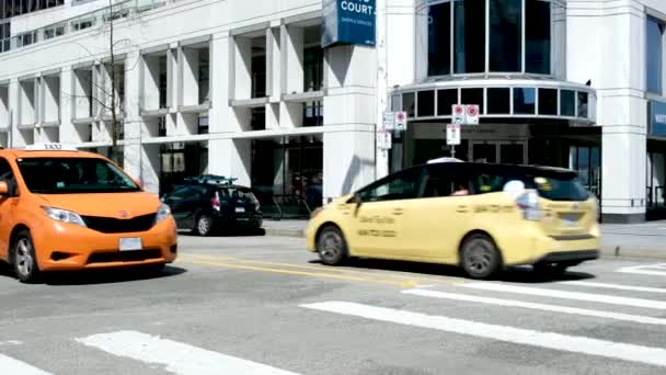 Menschen Mit Rucksäcken Turnschuhen Laufen Hafenautos Die Böschung Entlang Taxibusse — Stockvideo