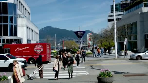 Pessoas Com Mochilas Tênis Caminham Longo Aterro Carros Portuários Ônibus — Vídeo de Stock