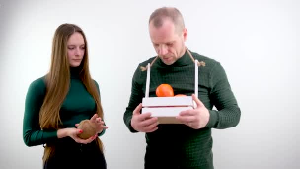 Manžel Manželka Otec Dcera Hrát Ovocem Kokosový Pomeranč Dívka Dlouhými — Stock video