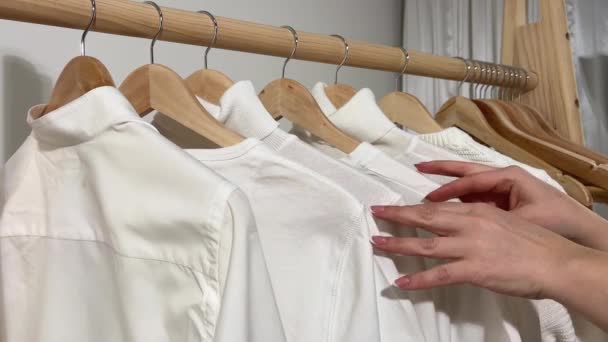 Pov Záběr Ženy Výběru Oblečení Velké Skříně Stylovými Šaty Detailní — Stock video