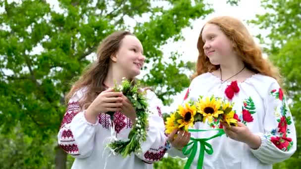 Hermosas Chicas Jóvenes Con Camisas Bordadas Riendo Sonriendo Poniendo Guirnaldas — Vídeos de Stock