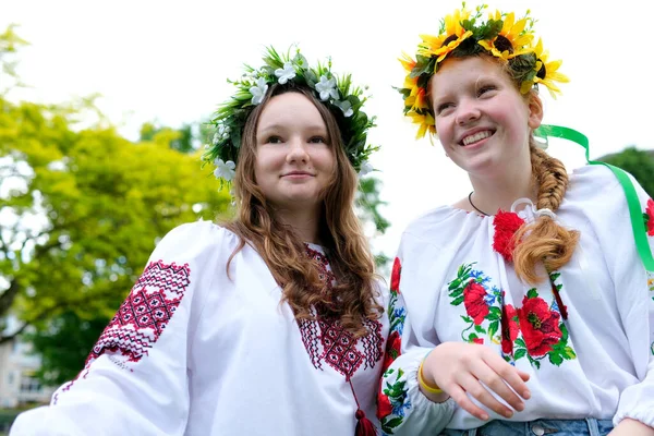 Две Украинки Танцующие Ветру Развивают Волосы Цветы Венка Головах Красивые — стоковое фото