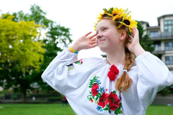 Mädchen Blumen Bündel Foto Blumenkranz Pose Ziemlich Kaukasisches Blondes Kind — Stockfoto