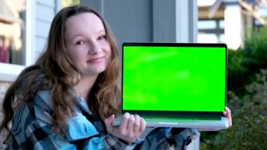 Eğitim okulu reklamları eğlence amaçlı internet oyunları genç kız dizüstü bilgisayarı boş yeşil renkli anahtar ekranı, uzman, teknisyen onarım servisi, teknik destek bakımı