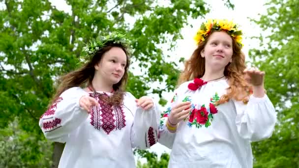 Dwie Ukraińskie Młode Kobiety Tańczące Wietrze Rozwija Włosy Kwiaty Pobliżu — Wideo stockowe