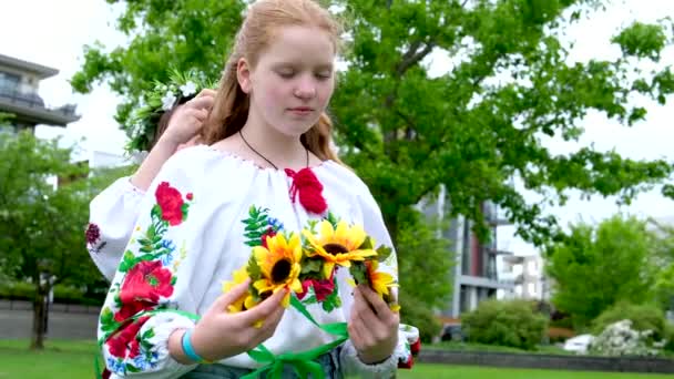 Česání Vlasy Rozplétání Cop Ukrajinské Vyšívané Košile Věnce Hlavu Květiny — Stock video