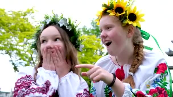 在聚会上 乌克兰少女们讨论笑着与人交流的乐趣 闭口笑着 露出手指笑着盖着绣花衬衫 — 图库视频影像