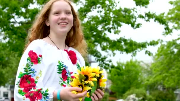 Çiçekli Kız Çelenk Çelenk Pozu Güzel Kafkas Sarışın Çocuk Çayırı — Stok video
