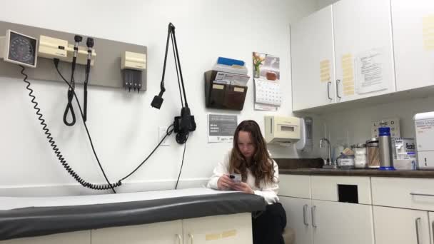 Дівчина Телефоном Сидить Медичному Офісі Сюррей Лікарі Чекають Різні Машини — стокове відео