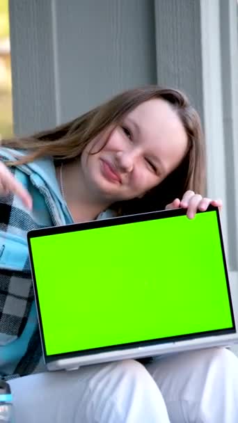 教育学校广告娱乐网络游戏少女展示笔记本电脑与空的模拟绿色彩色键屏幕 它的专家 技术人员维修服务 技术支持维护 — 图库视频影像