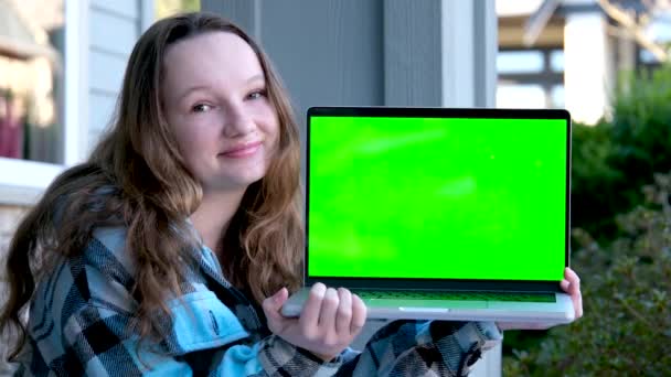 教育学校広告エンターテイメントインターネットゲームティーン女の子は空のモックアップ緑のクロマキー画面とラップトップを表示します それは専門家 技術者の修理サービス 技術サポートメンテナンス — ストック動画