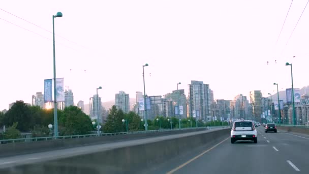 Straße Vancouver Über Die Brücke Sieht Man Hohe Wolkenkratzer Aus — Stockvideo