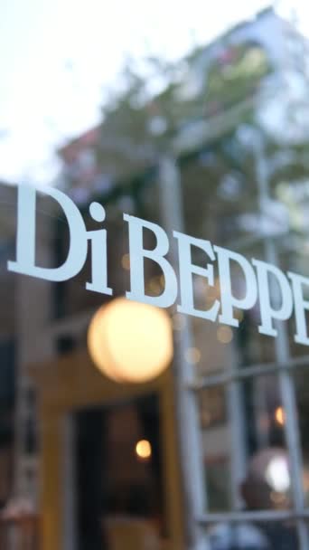Het Venster Waarop Naam Van Het Restaurant Geschreven Cafe Beppe — Stockvideo