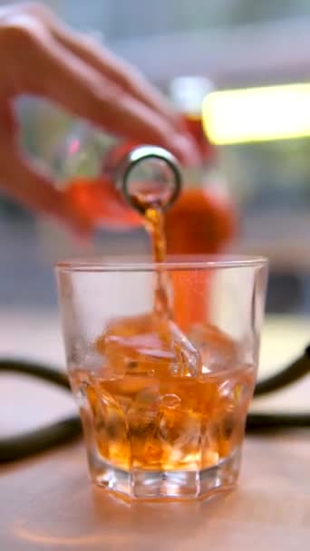Verser Alcool Boisson Orange Vif Dans Verre Avec Glace Contre — Video