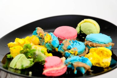 Siyah bir tabakta kırılmış badem kurabiyeleri. Yüksek kalite fotoğraf