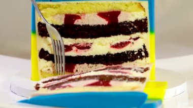 Ukrayna bayrağı şeklinde pasta. Sarı ve mavi katmanlı. Ukrayna arması, darı ve buğday başaklarıyla lezzetli bir pasta süslemesi.