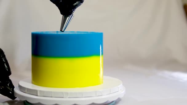 Ciasto Postaci Ukraińskiej Flagi Żółty Niebieski Proces Warstwowy Pyszne Dekoracje — Wideo stockowe