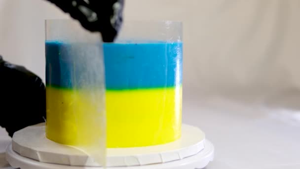Gâteau Forme Drapeau Ukrainien Jaune Bleu Processus Couche Faire Une — Video