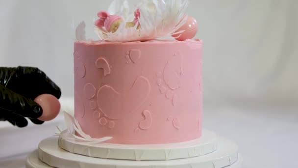 Dekoracja Tortu Dla Rodziny Chrzciny Różowy Tort Odciskami Stóp Małego — Wideo stockowe