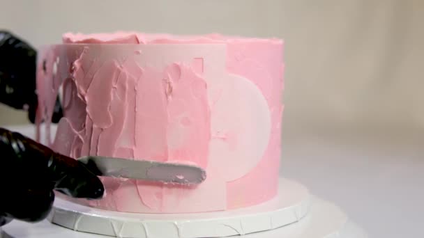 Decoratie Van Een Taart Voor Een Gezin Doopsel Roze Taart — Stockvideo